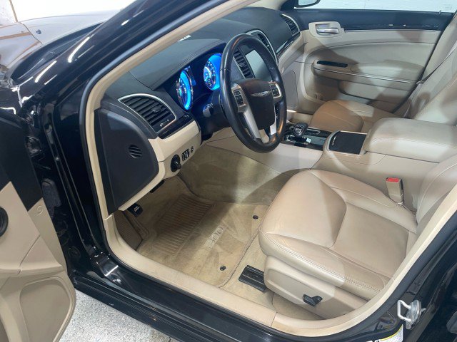 Used 2013 Chrysler 300 w/ Driver Convenience Group image 10