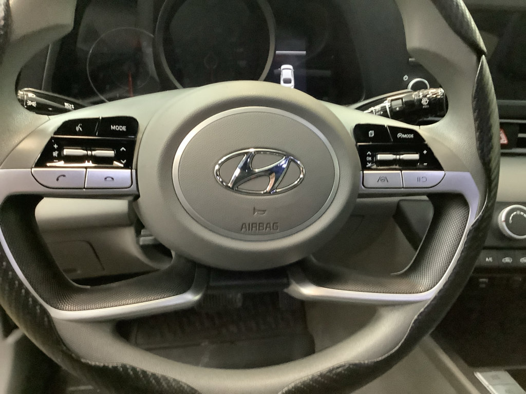 Used 2022 Hyundai Elantra SE FWD image 15