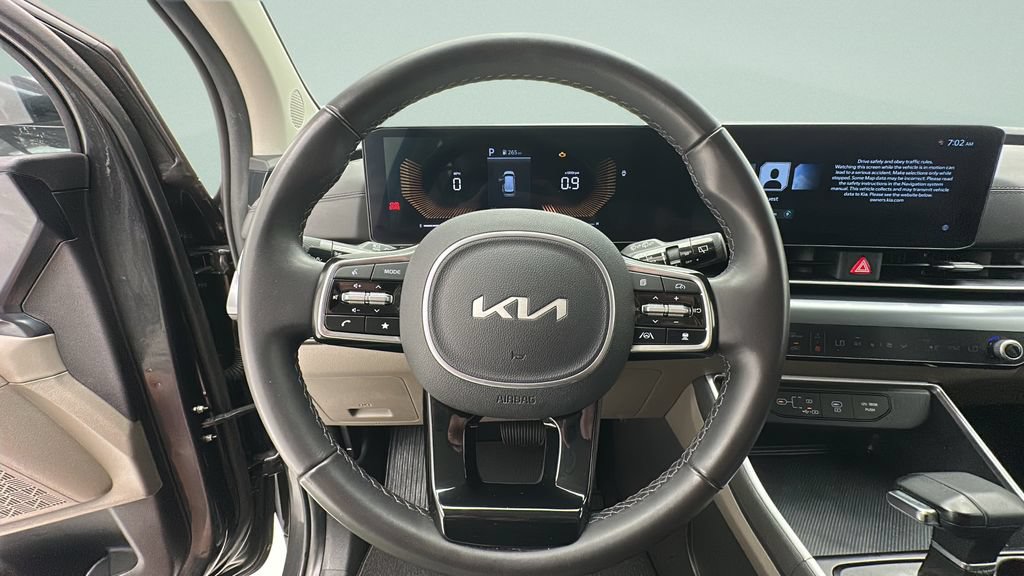 Used 2025 Kia Carnival FWD image 15