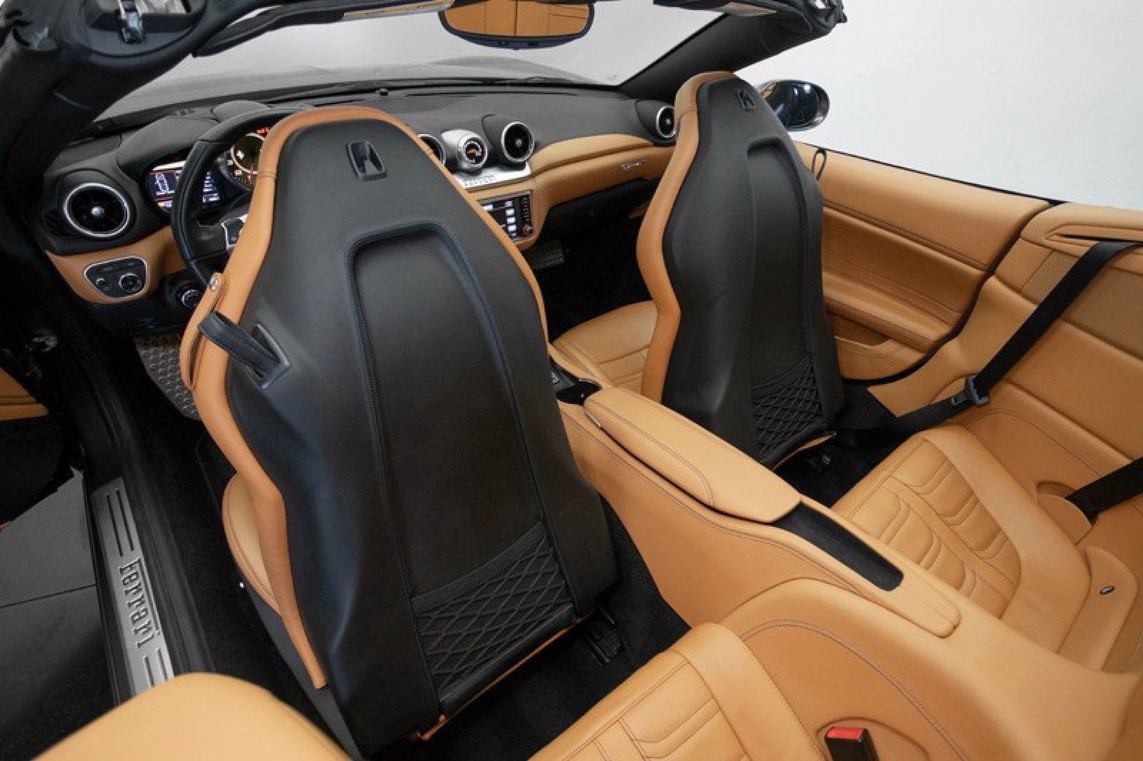 Used 2016 Ferrari California T RWD image 40