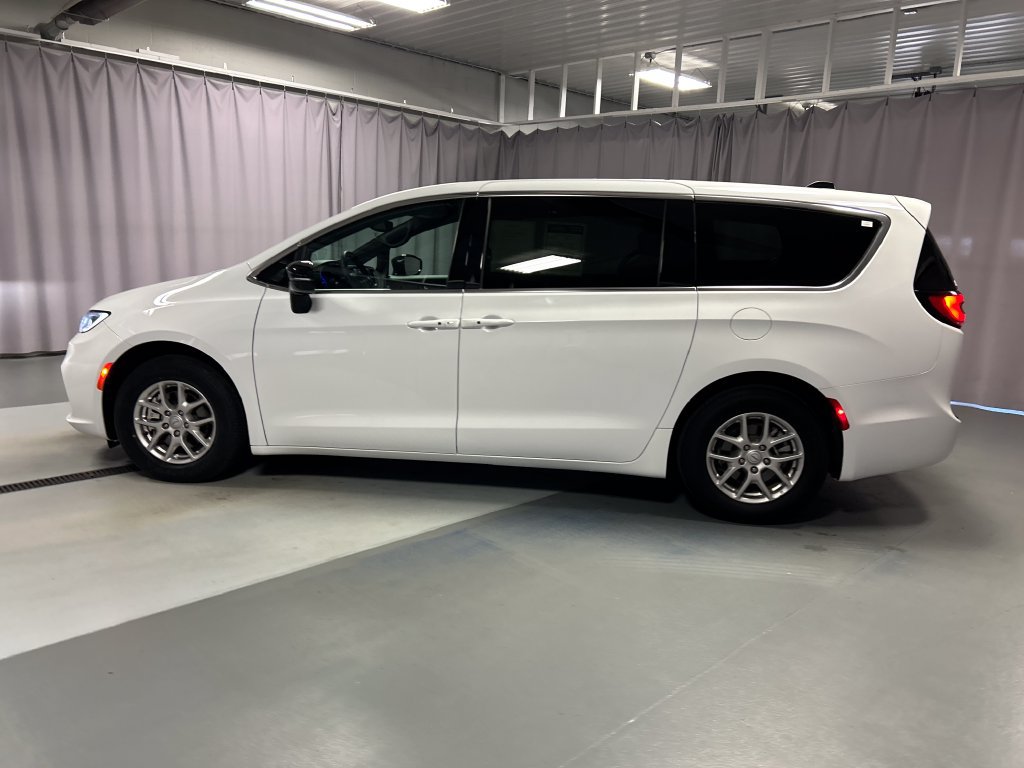 Used 2025 Chrysler Pacifica Select FWD image 4