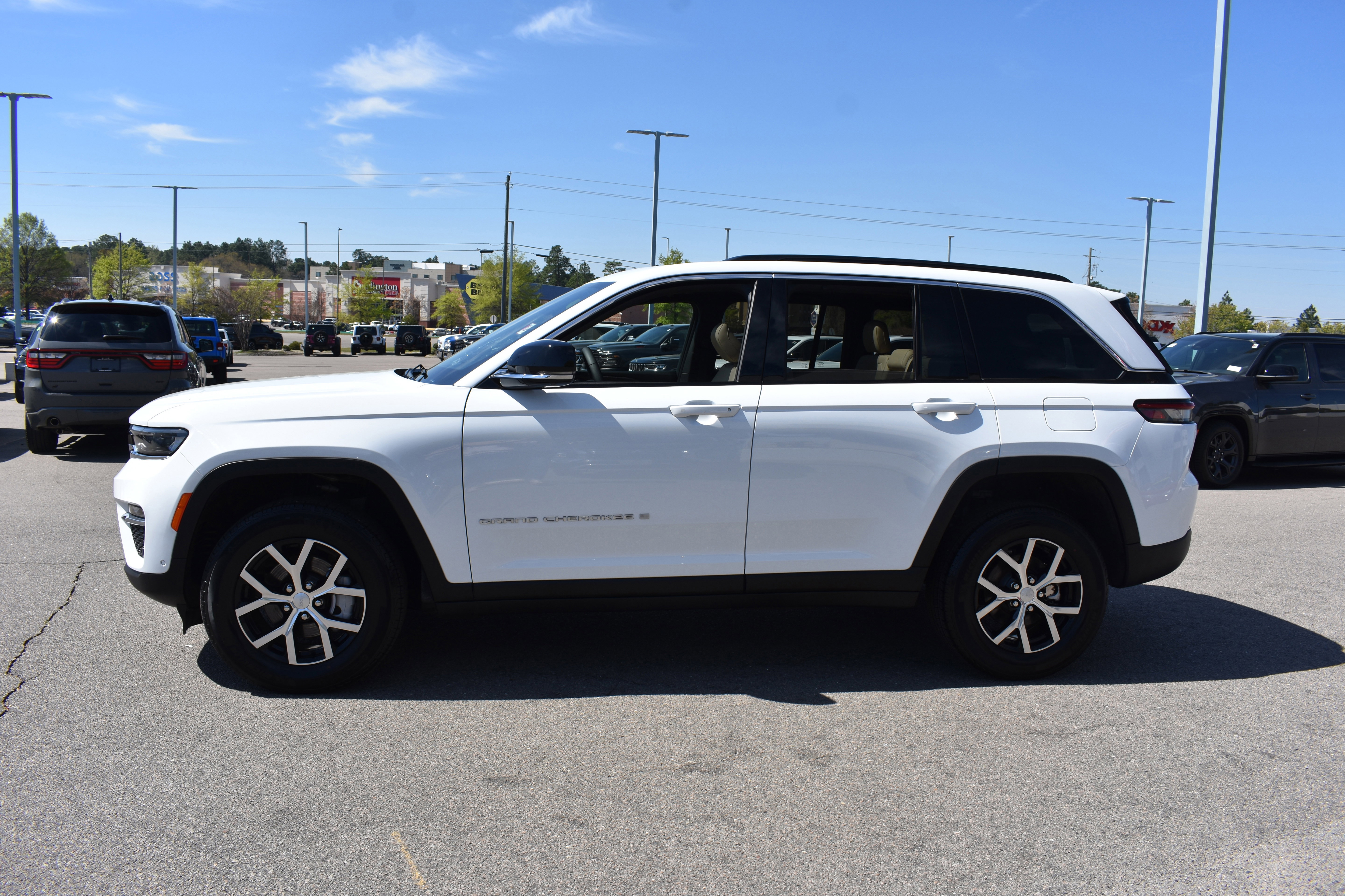 Used 2025 Jeep Grand Cherokee Limited w/ Luxury Tech Group II image 6