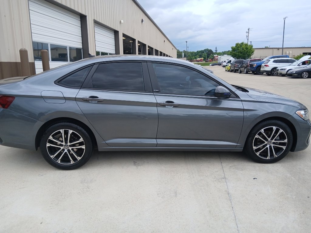 Used 2024 Volkswagen Jetta Sport FWD image 4