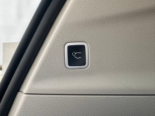 Used 2022 Chrysler Voyager LX FWD image 22
