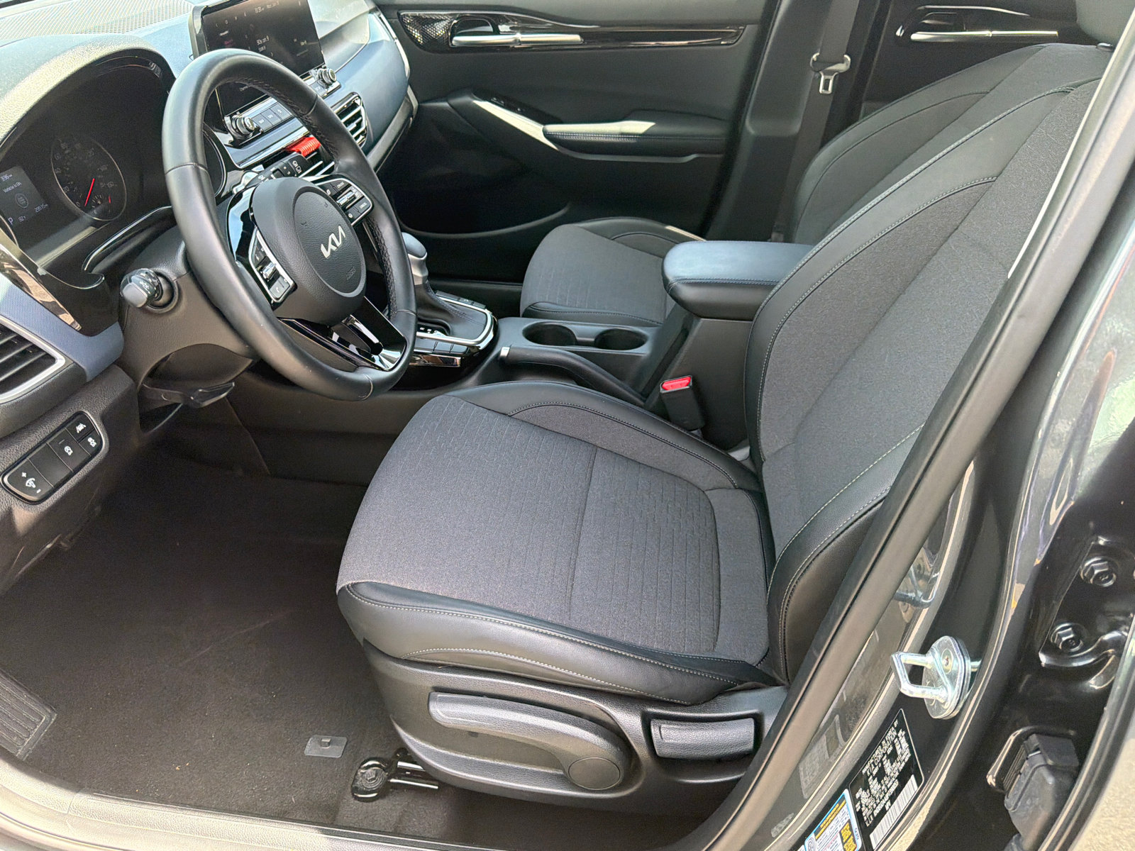 Used 2023 Kia Seltos S w/ Navigation Package FWD image 3