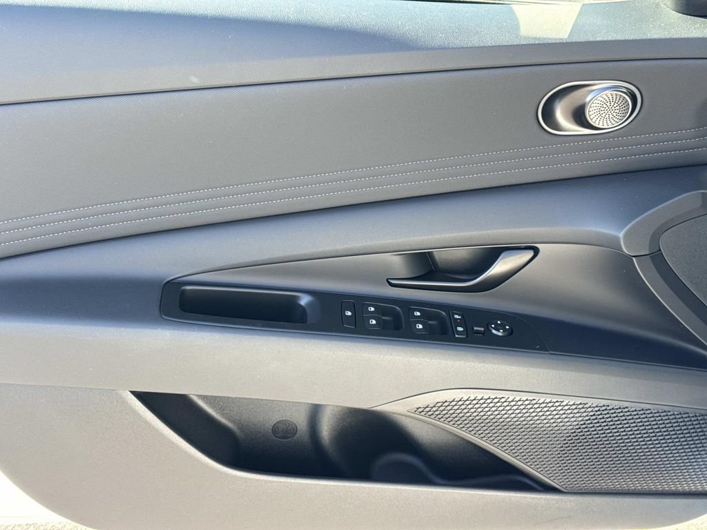 Used 2025 Hyundai Elantra Sport FWD image 18