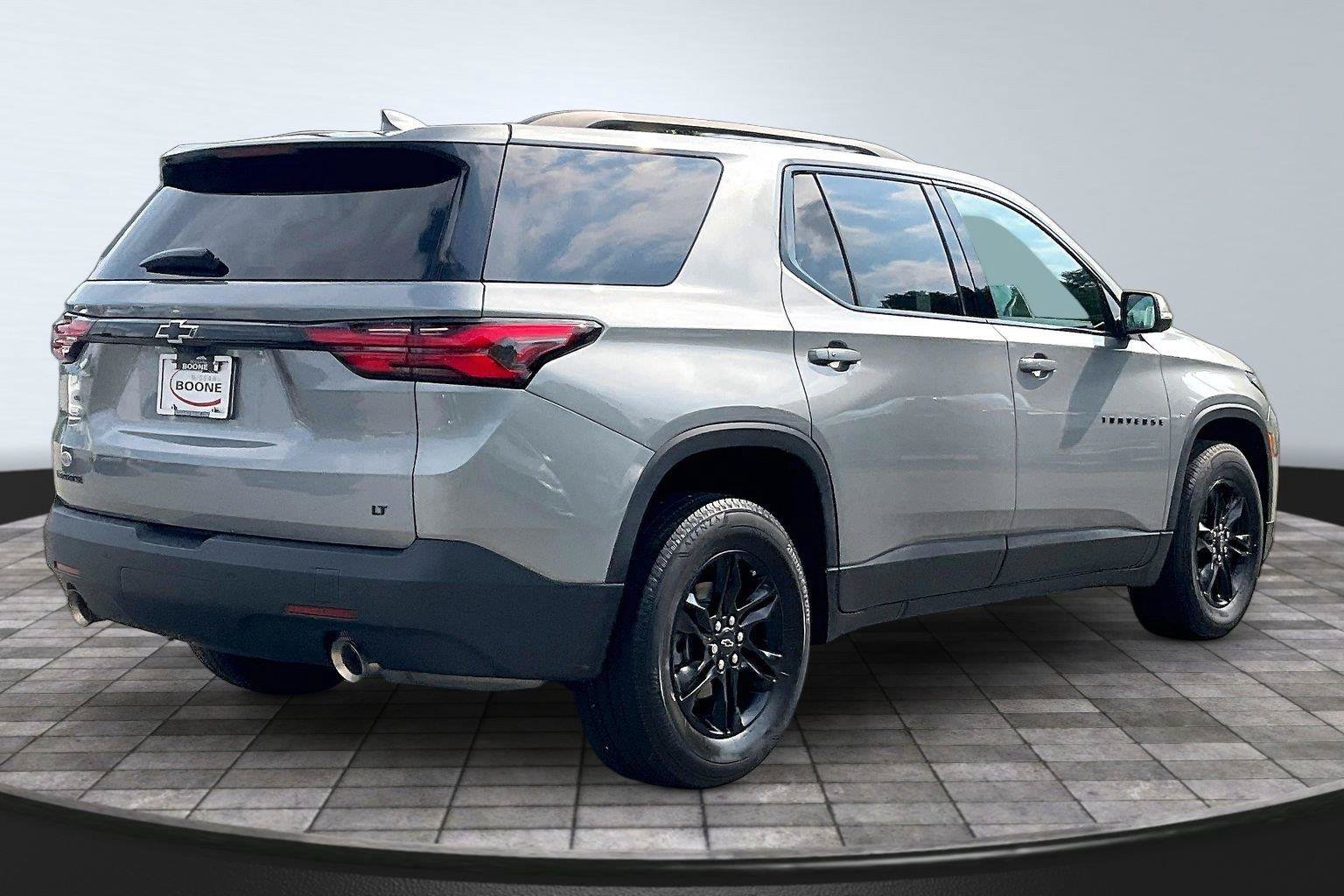 Used 2023 Chevrolet Traverse LT FWD image 12