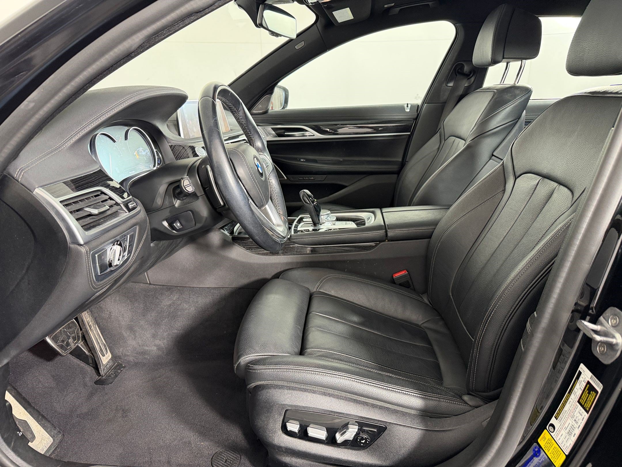 Used 2019 BMW 740i w/ M Sport Package RWD image 5