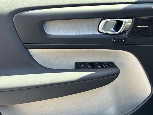 New 2024 Volvo XC40 B5 Plus w/ Protection Package Premier image 17