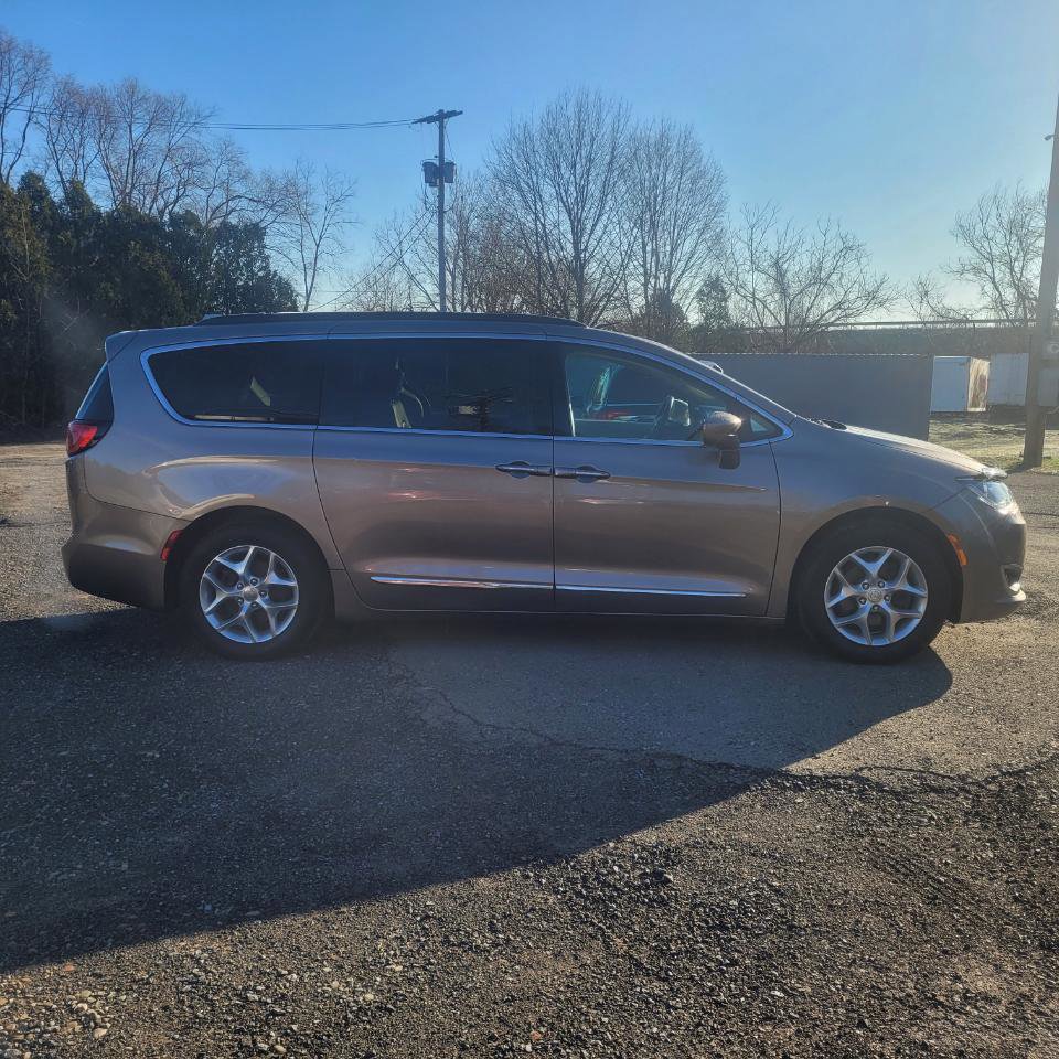 Used 2017 Chrysler Pacifica Touring-L w/ Tire & Wheel Group image 9