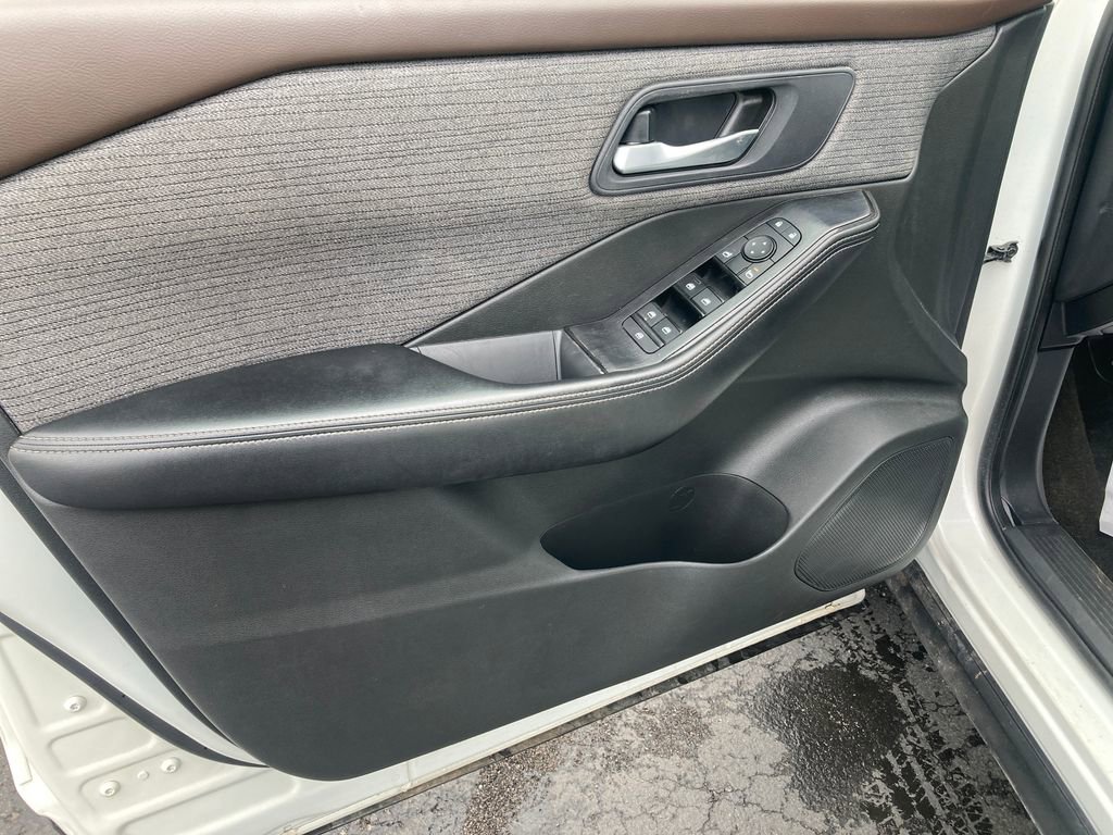 Used 2023 Nissan Rogue SV image 23