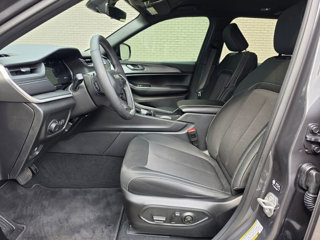 Used 2025 Jeep Grand Cherokee Laredo w/ Luxury Tech Group I RWD image 6