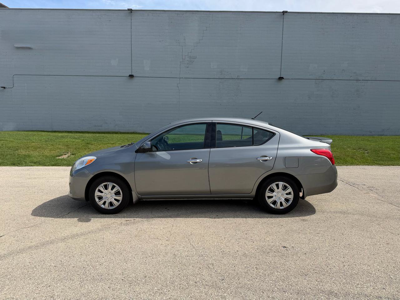 Used 2014 Nissan Versa SV FWD image 4
