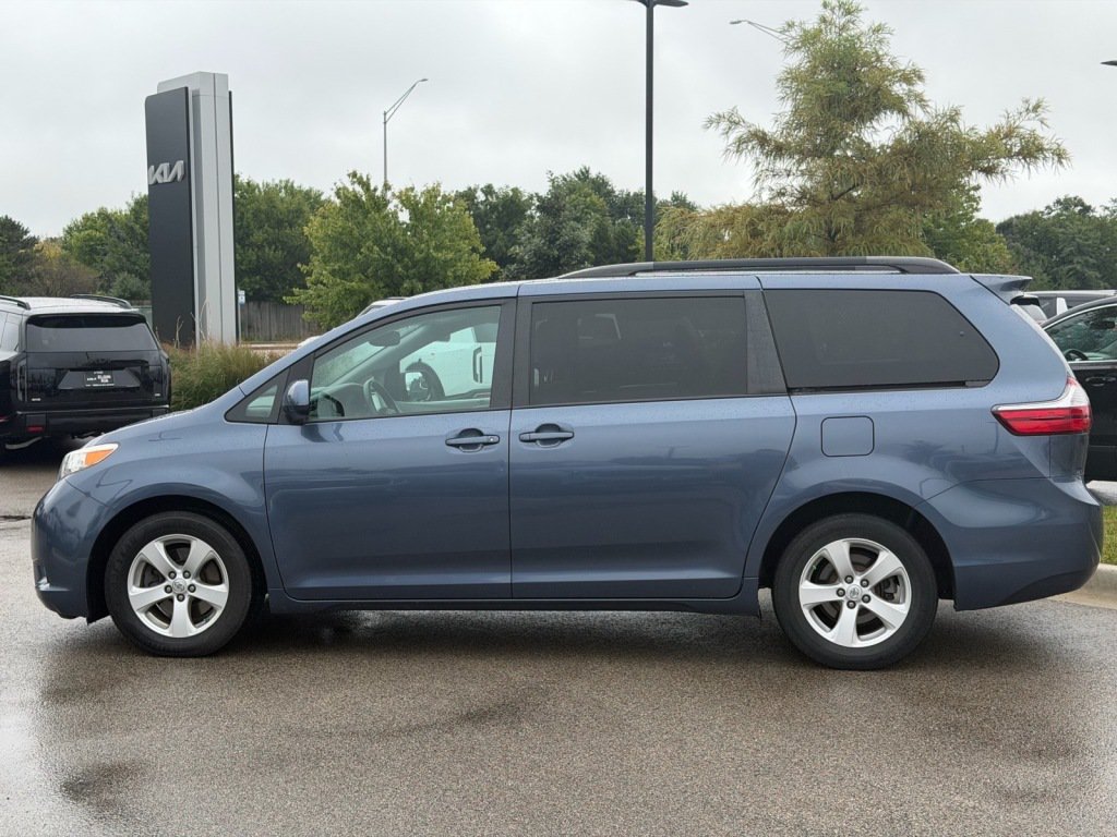 Used 2017 Toyota Sienna LE FWD image 3