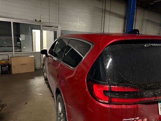 Used 2025 Chrysler Pacifica Select image 4