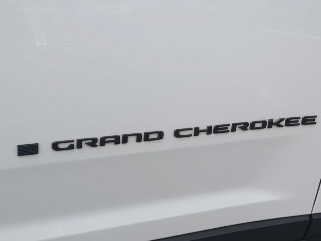 Used 2023 Jeep Grand Cherokee Altitude AWD/4WD image 13