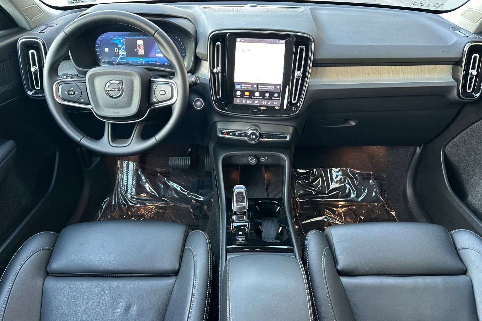 Certified 2025 Volvo XC40 B5 Plus AWD/4WD image 3