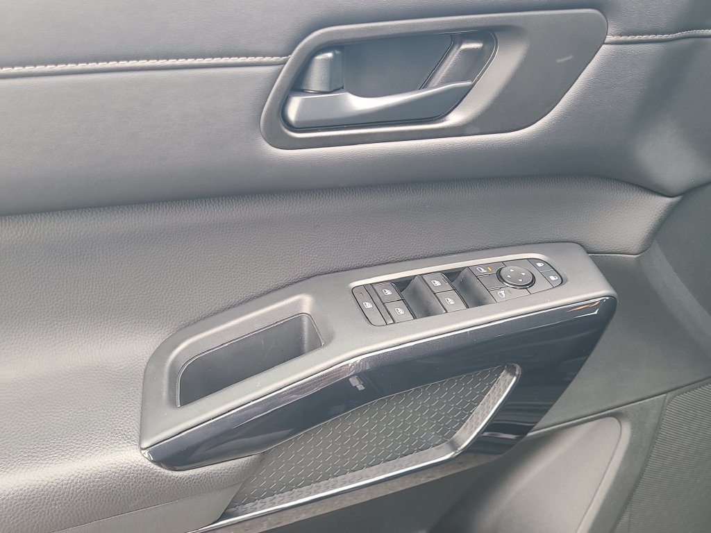 Certified 2026 Nissan Pathfinder SV FWD image 24