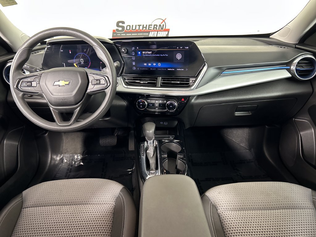 Used 2025 Chevrolet Trax LT FWD image 18