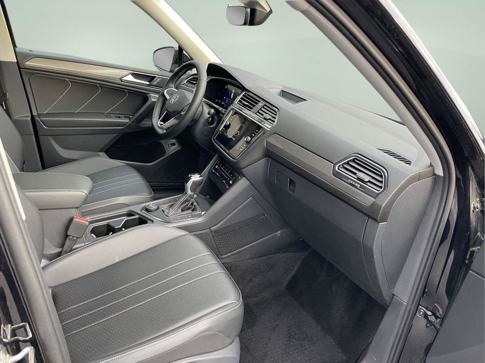 Used 2024 Volkswagen Tiguan SE AWD/4WD image 25