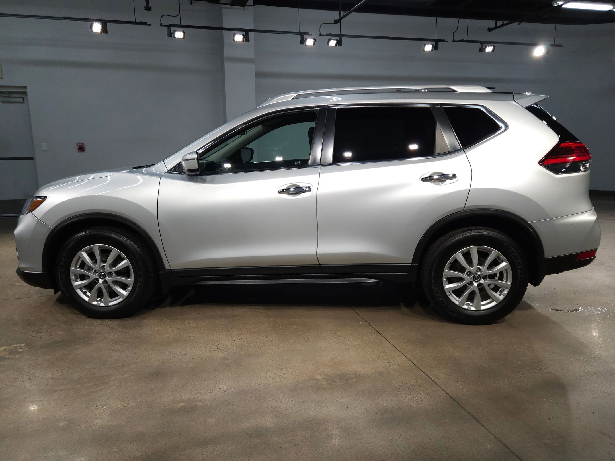 Used 2017 Nissan Rogue SV FWD image 4