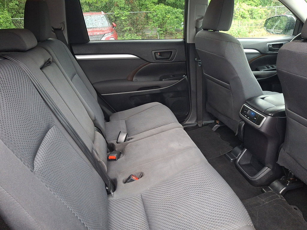 Used 2015 Toyota Highlander LE AWD/4WD image 15