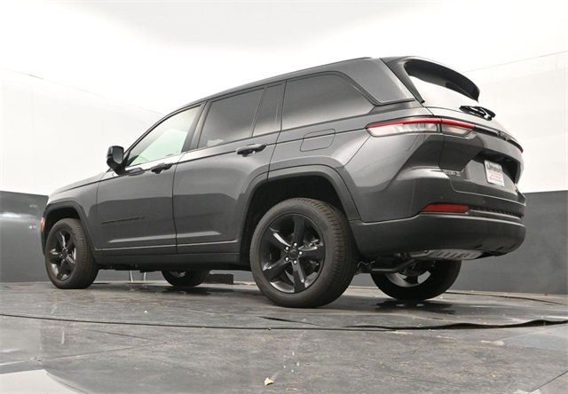 Used 2025 Jeep Grand Cherokee Limited w/ Black Appearance Package image 10