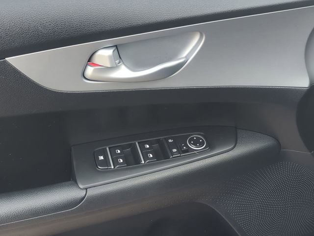 Used 2023 Kia Forte LXS w/ LXS Technology Package image 13