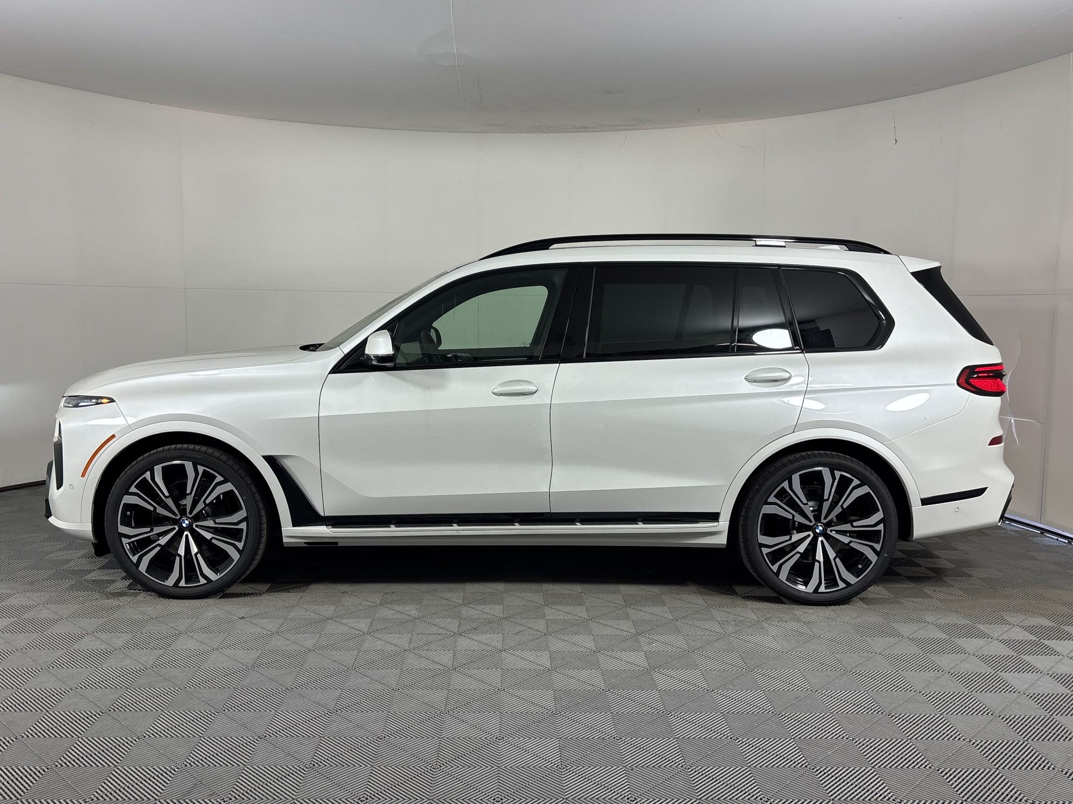 New 2027 BMW X7 xDrive40i w/ Executive Package AWD/4WD image 2
