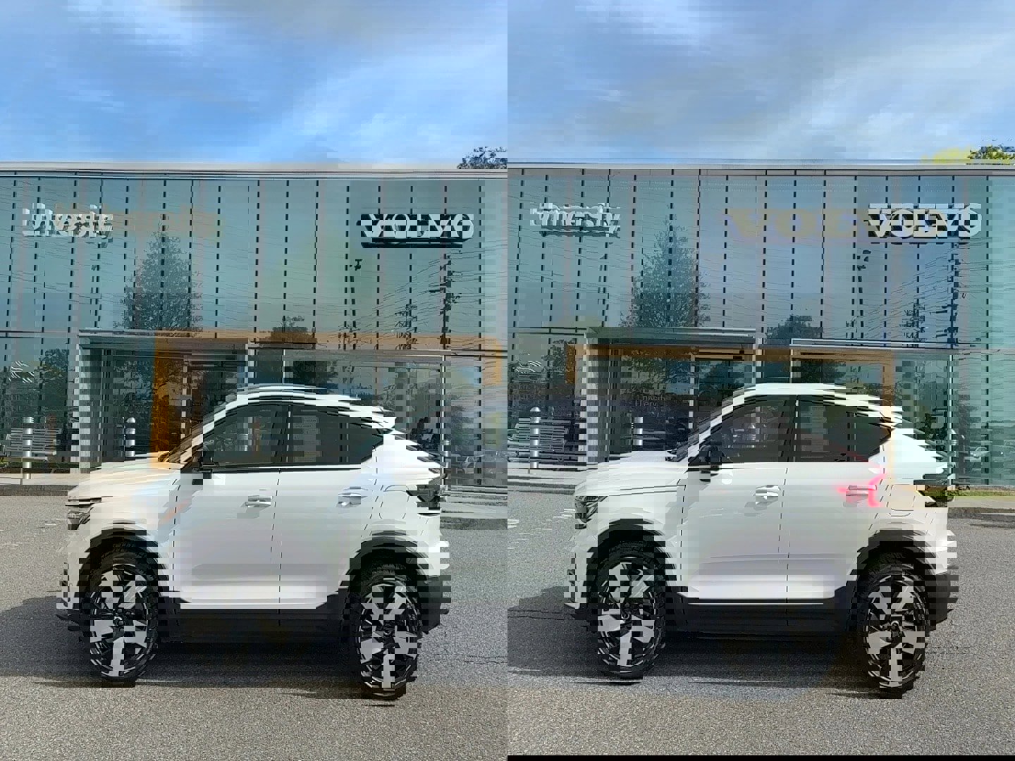 Certified 2023 Volvo C40 P8 Recharge Plus w/ Climate Package image 1