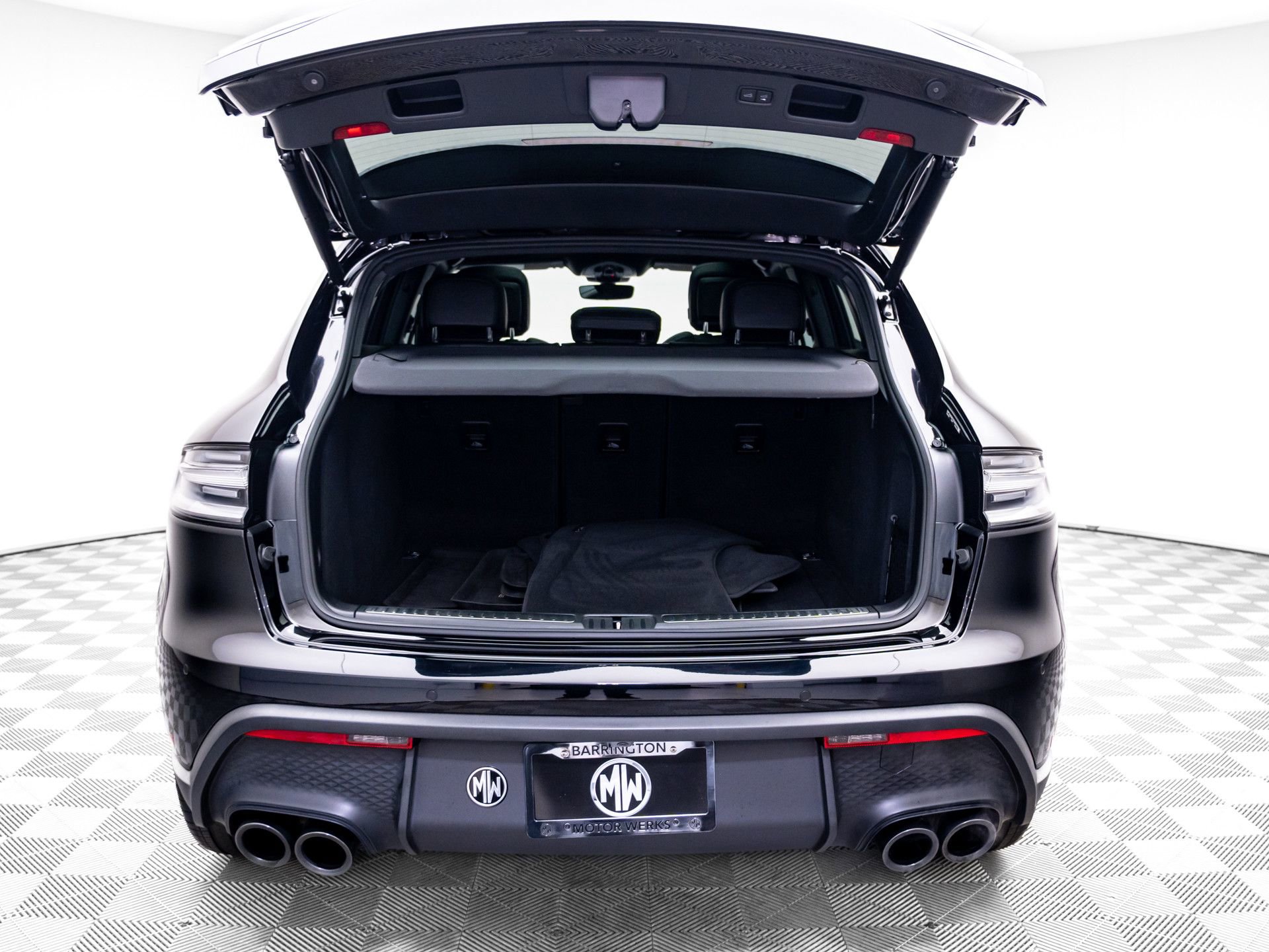 Certified 2025 Porsche Macan AWD/4WD image 32