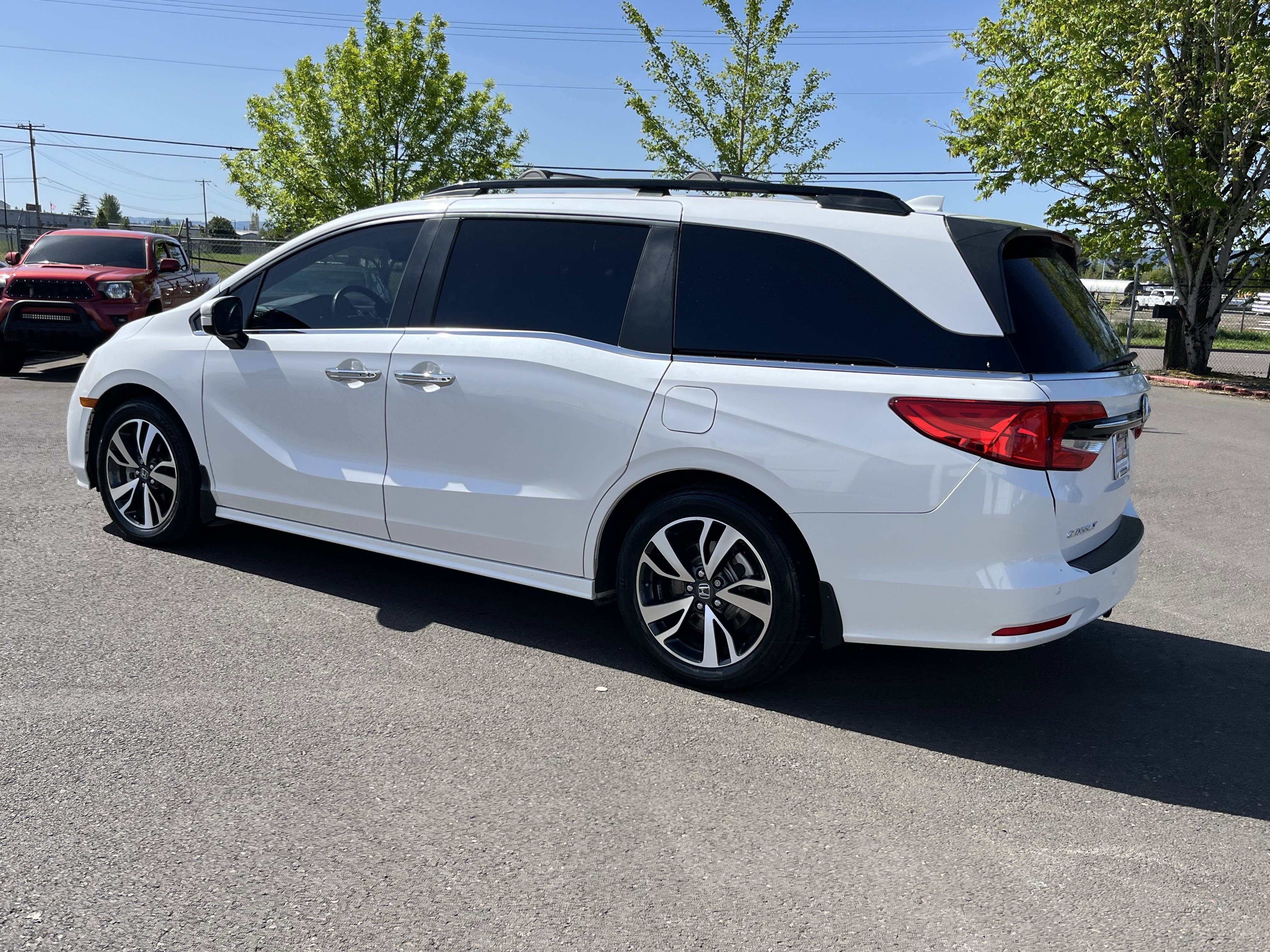 Used 2024 Honda Odyssey Touring image 3