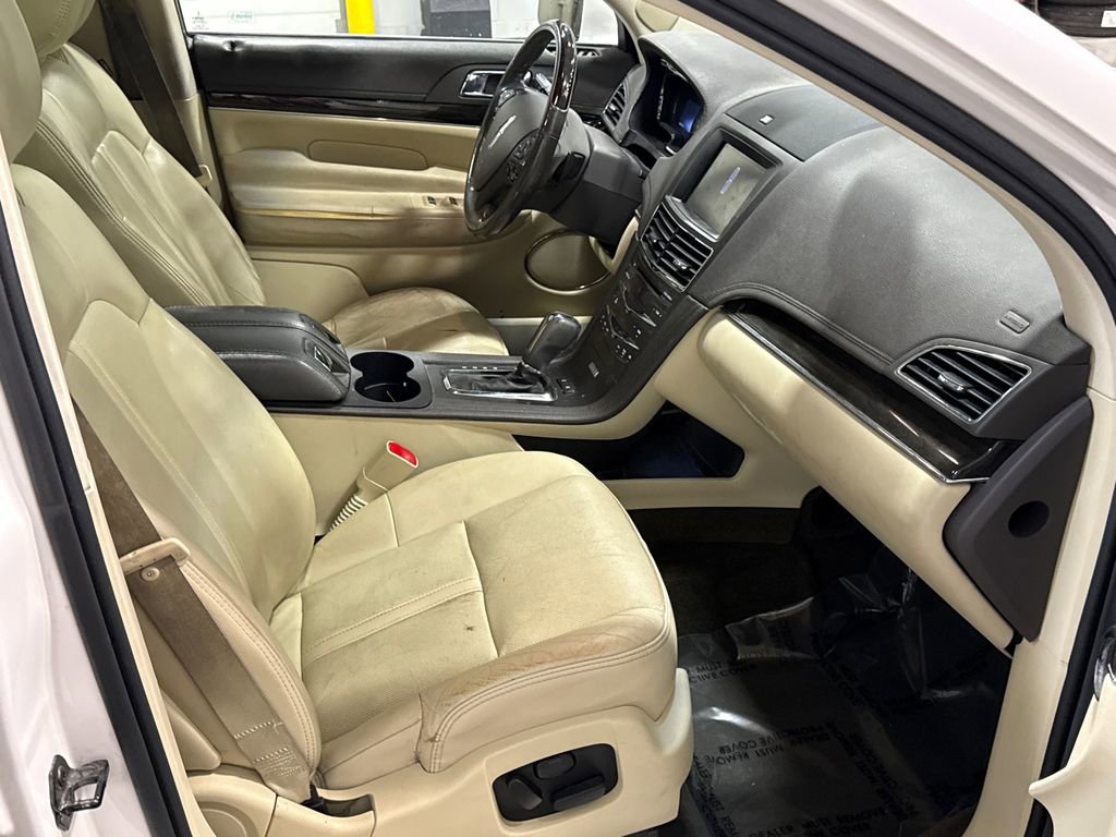 Used 2013 Lincoln MKT AWD image 16