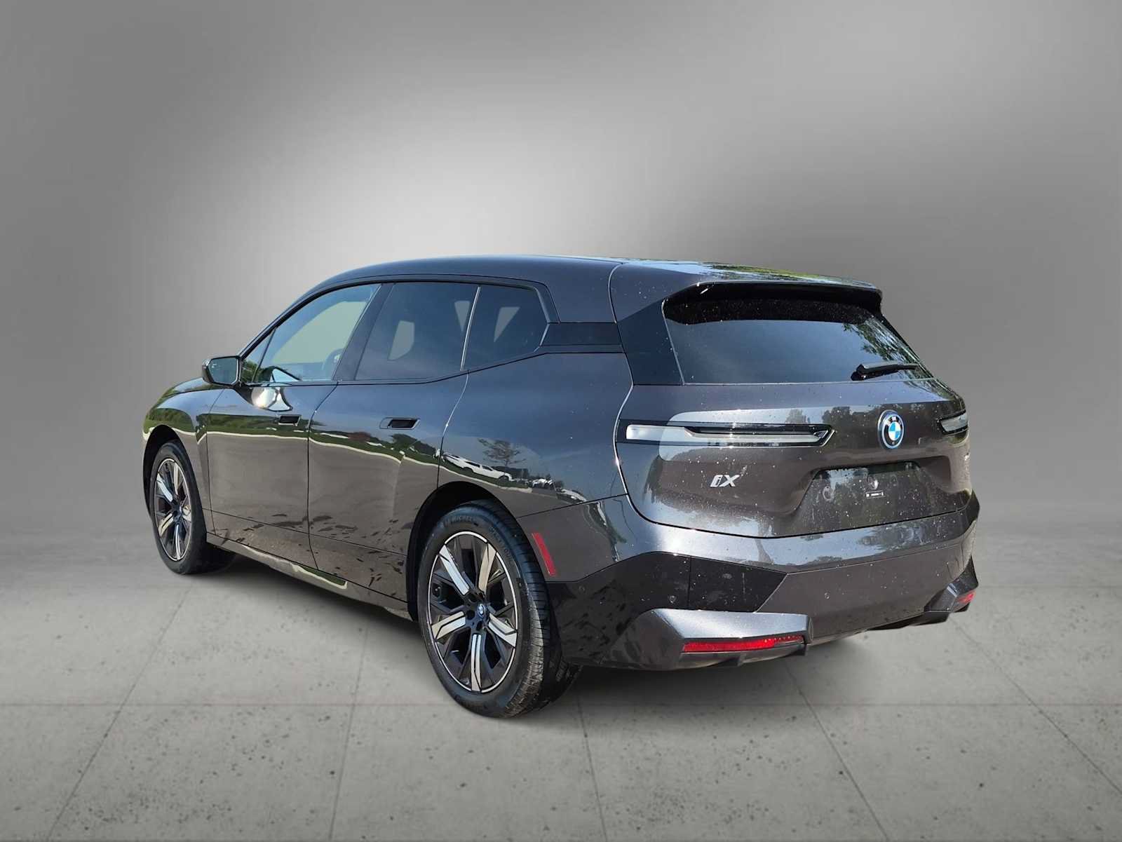 Used 2024 BMW iX xDrive50 w/ Sport Package AWD/4WD image 6