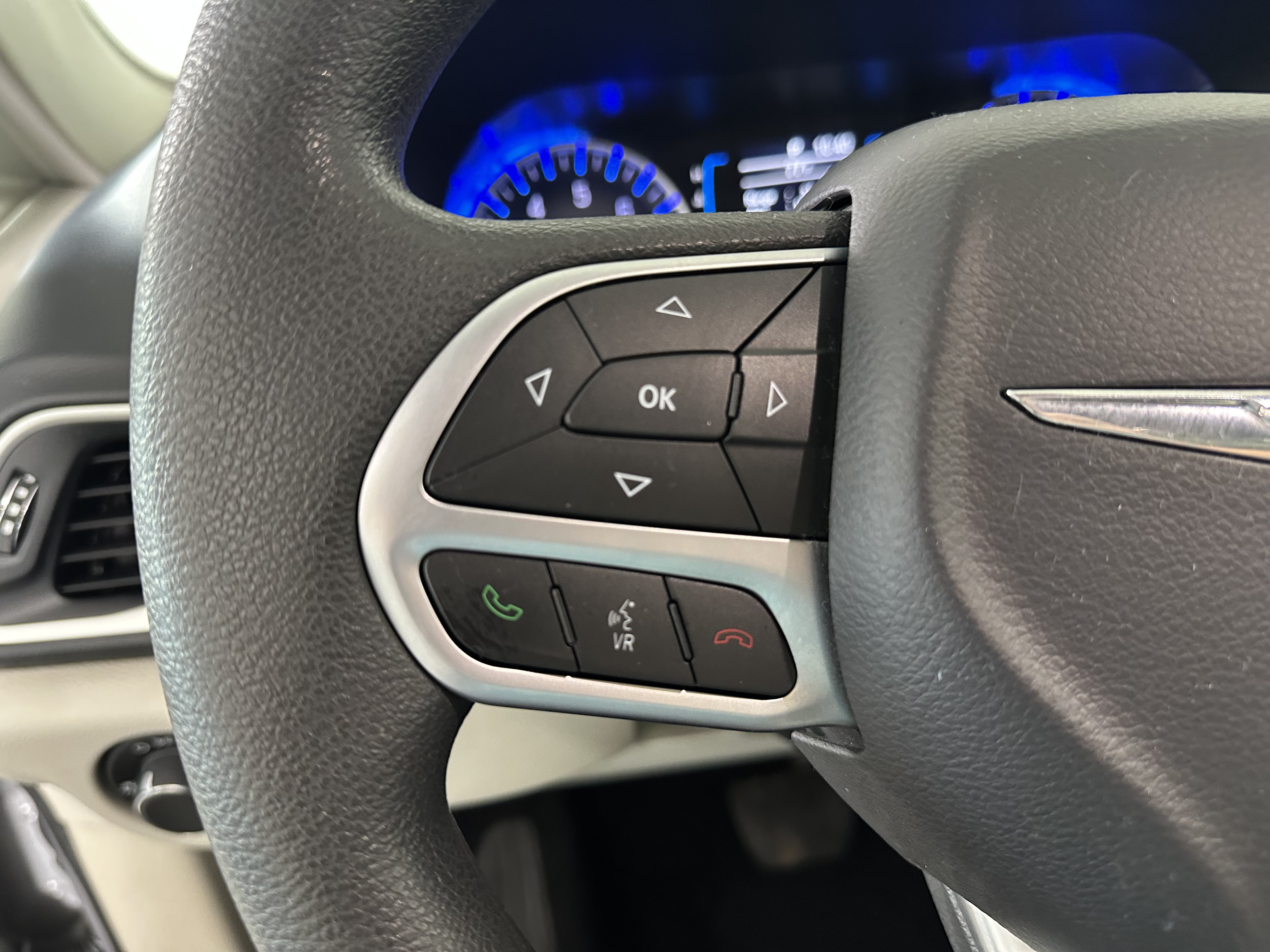 Used 2017 Chrysler Pacifica Touring w/ Tire & Wheel Group FWD image 15