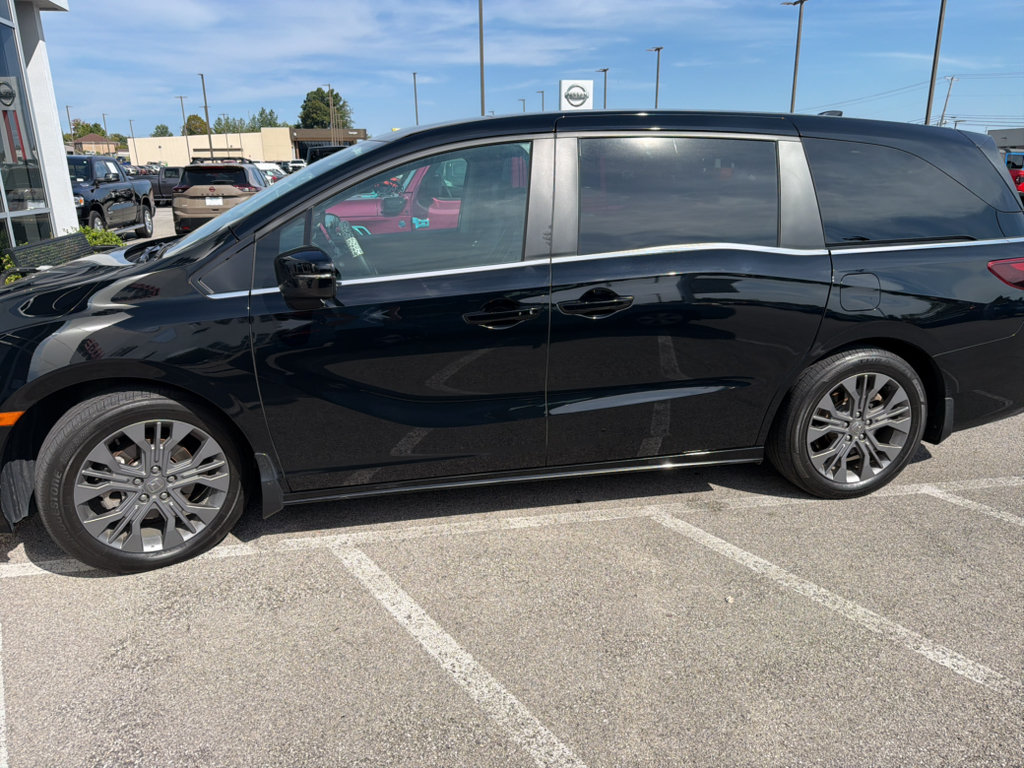 Used 2025 Honda Odyssey Touring image 3