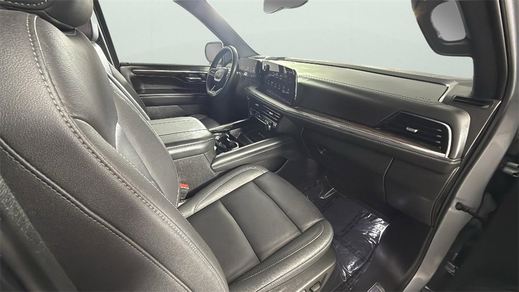 Used 2025 Chevrolet Suburban Z71 image 34