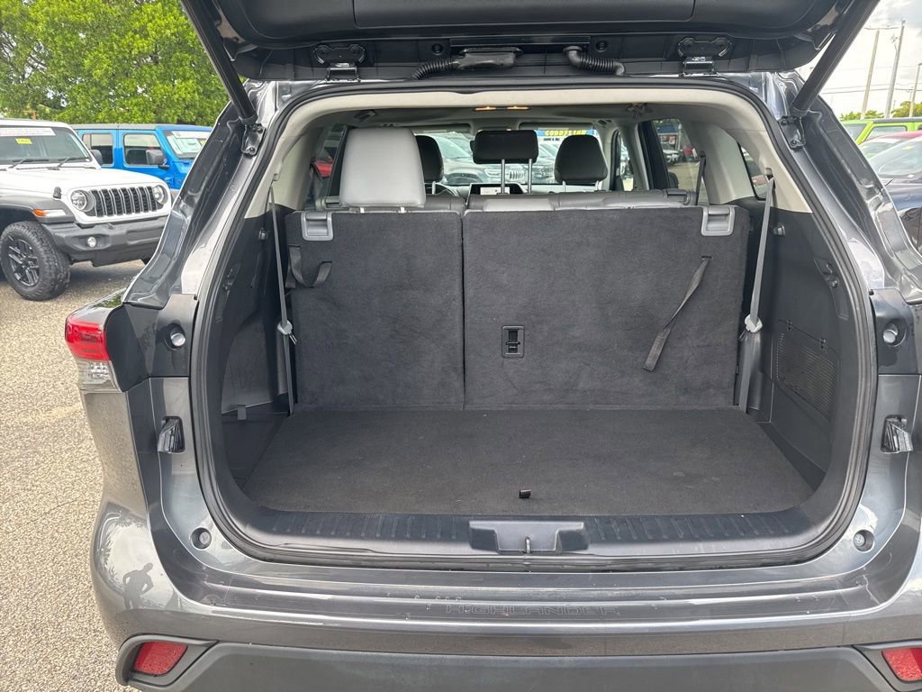 Used 2023 Toyota Highlander L image 12
