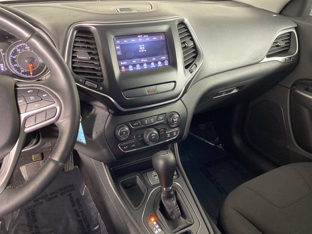 Used 2019 Jeep Cherokee Latitude w/ Cold Weather Group FWD image 31