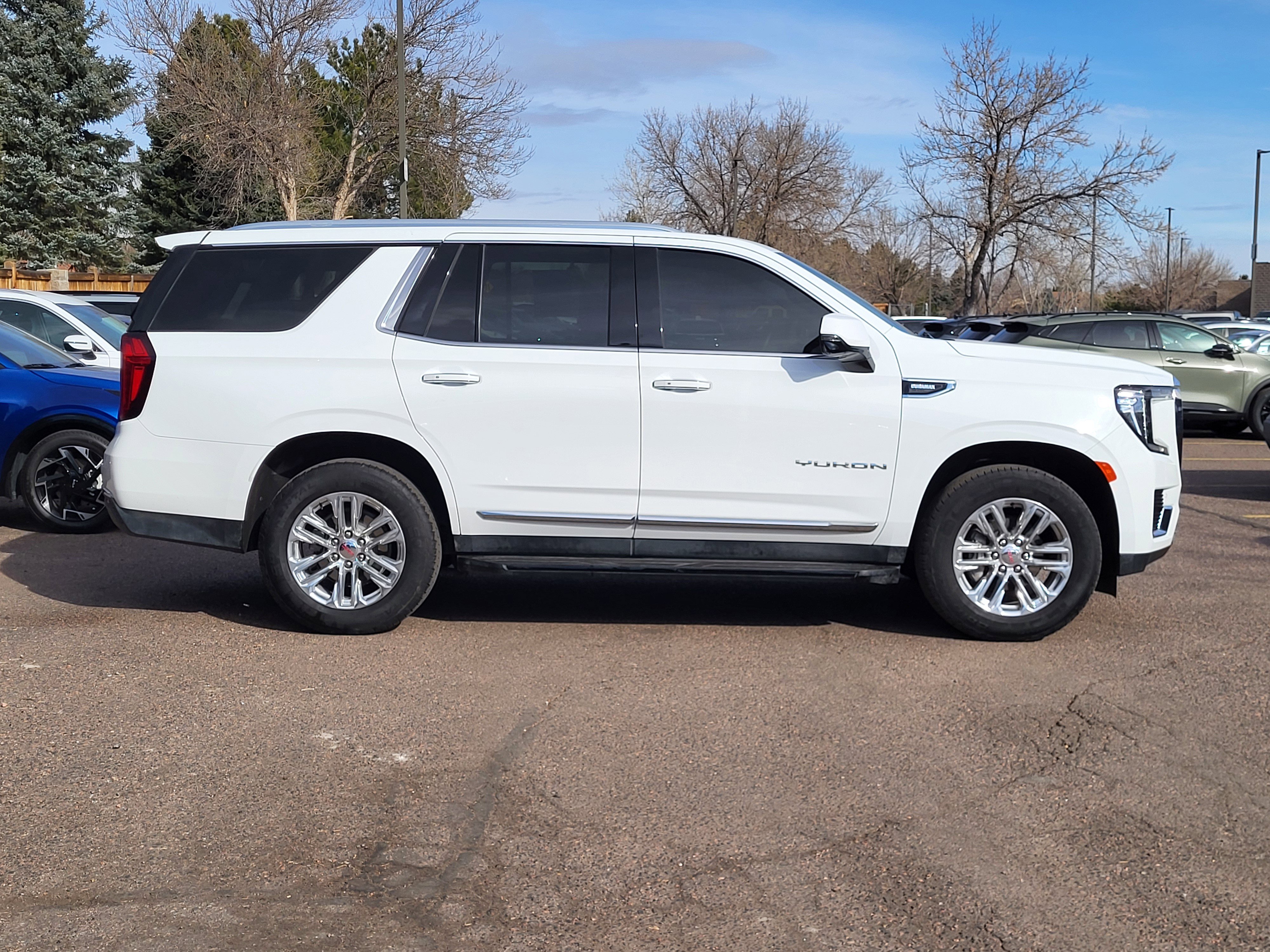 Used 2024 GMC Yukon SLT w/ SLT Luxury Package image 2