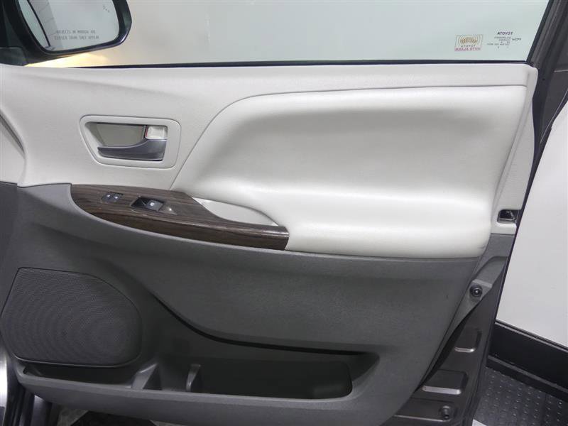 Used 2018 Toyota Sienna XLE Premium w/ Cargo Management Package image 19