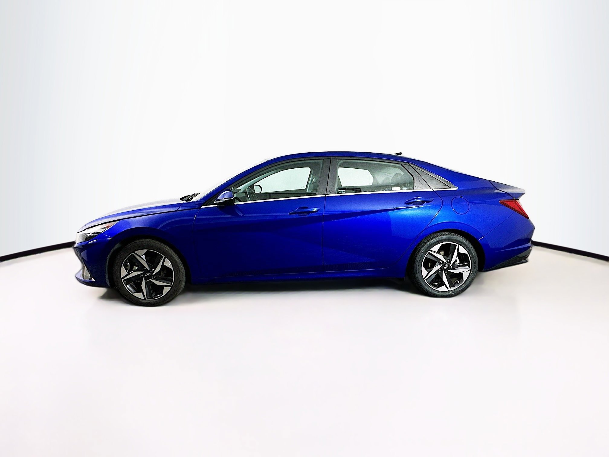 Used 2023 Hyundai Elantra Limited w/ Cargo Package image 4