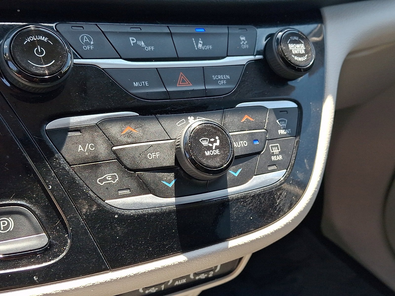 Used 2023 Chrysler Pacifica Touring-L FWD image 17