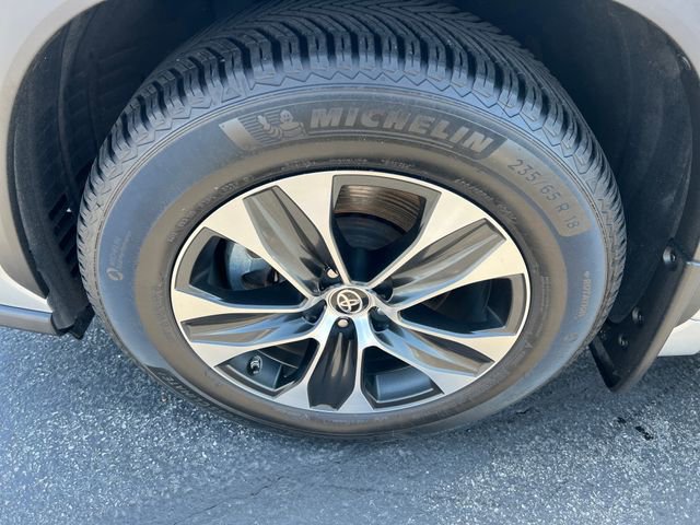 Used 2021 Toyota Highlander XLE AWD/4WD image 40