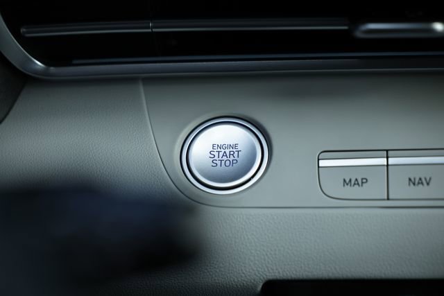 Certified 2025 Hyundai Elantra Limited FWD image 35