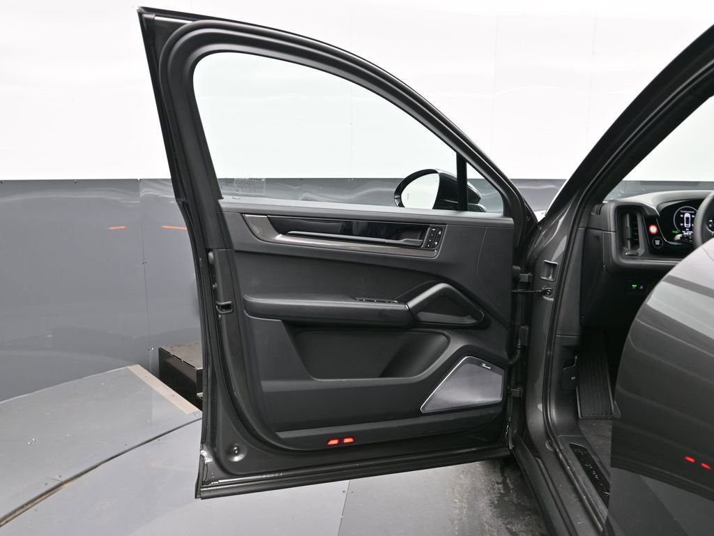 Certified 2025 Porsche Cayenne GTS image 8