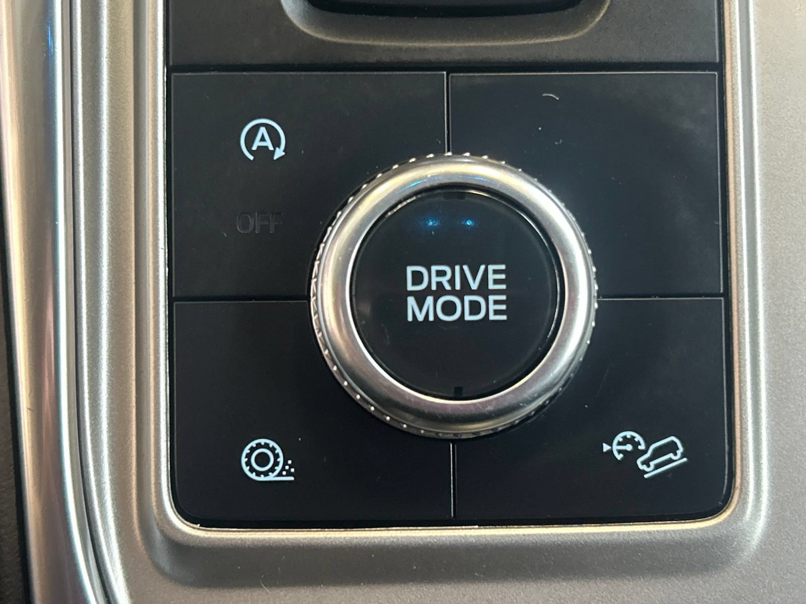 Used 2020 Ford Explorer XLT w/ Equipment Group 202A AWD/4WD image 24