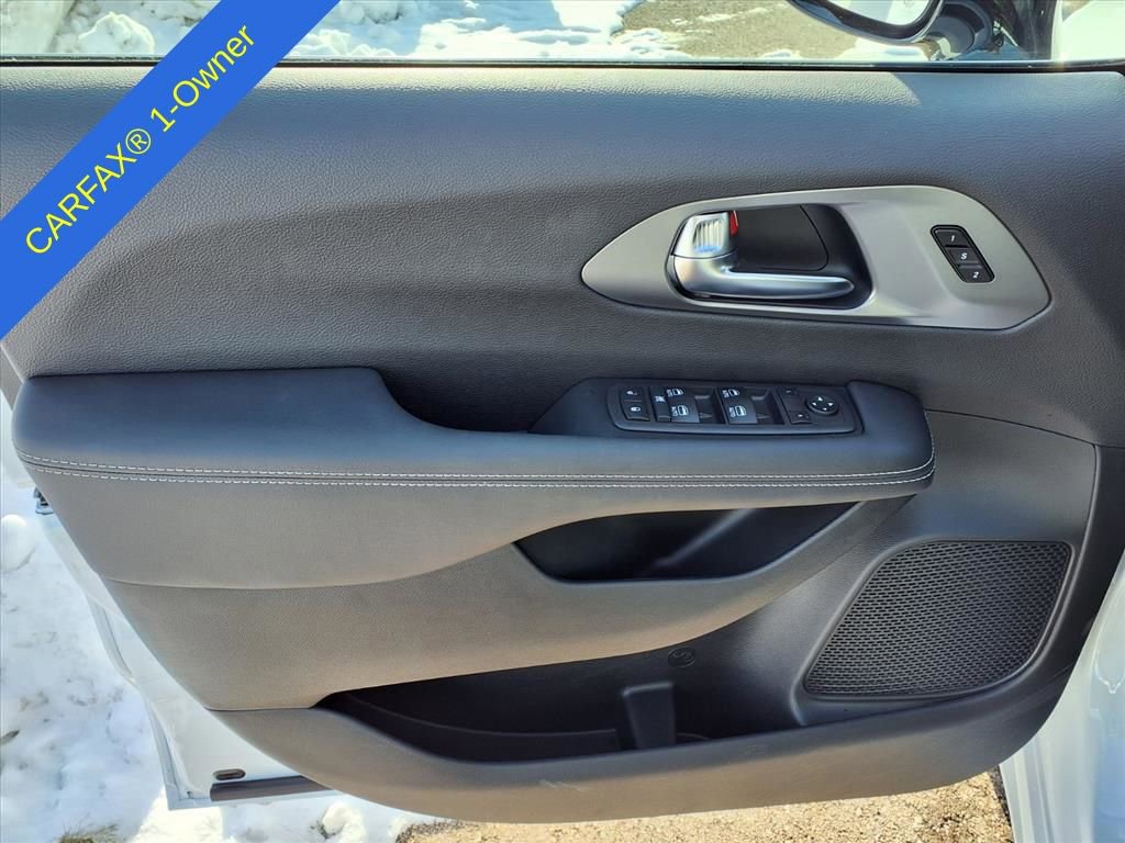 Used 2026 Chrysler Pacifica Select image 14