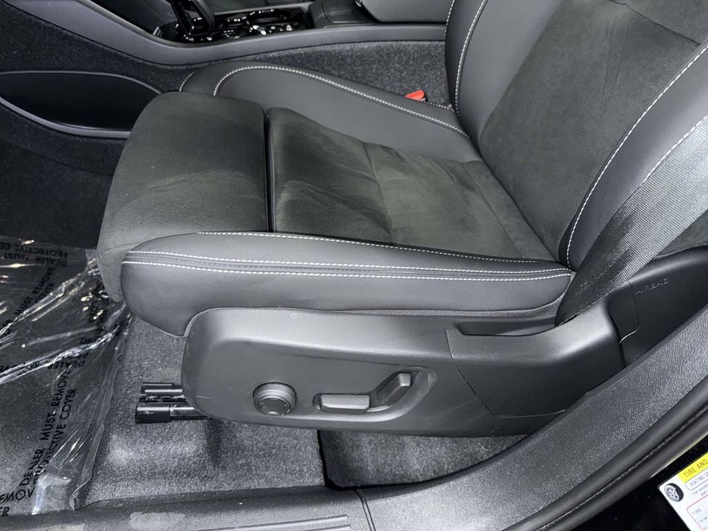 Used 2023 Volvo XC40 B5 Plus w/ Climate Package image 3