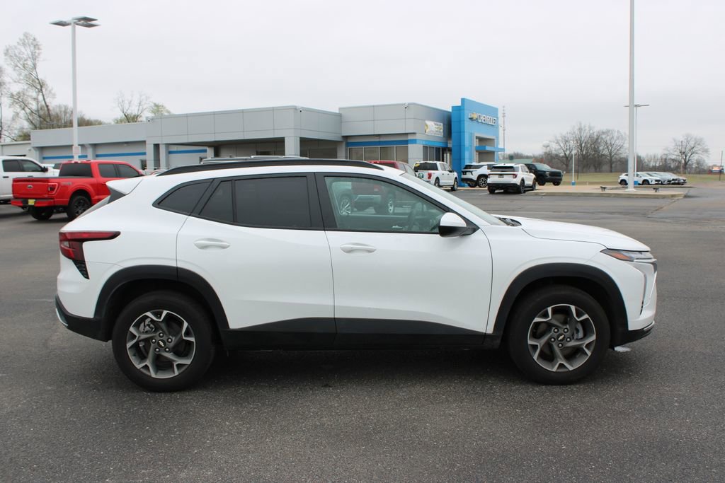 Used 2025 Chevrolet Trax LT w/ LT Convenience Package image 11